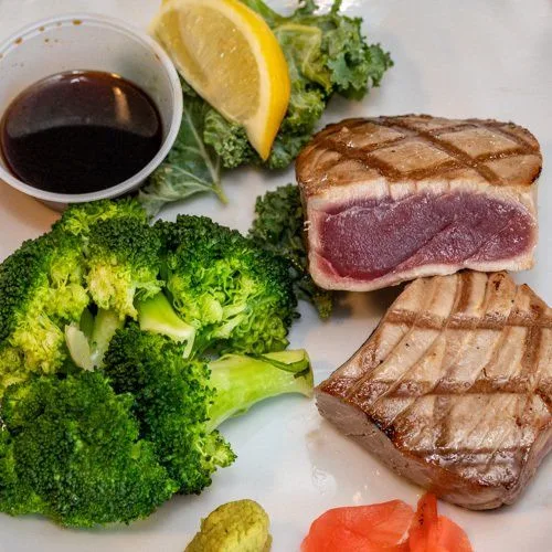 Seared tuna steak with broccoli
