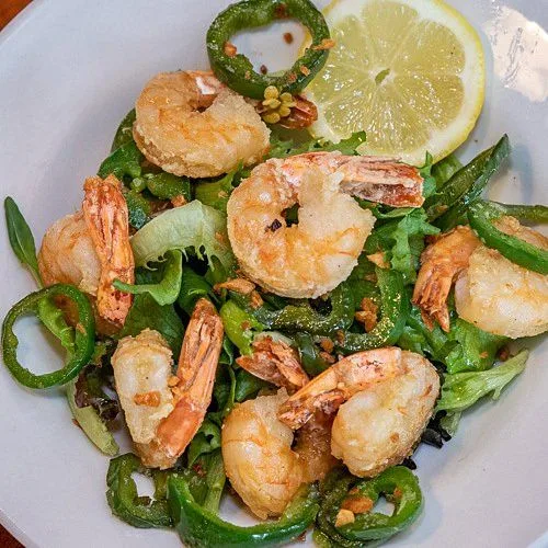 Fried shrimp salad with jalapeños